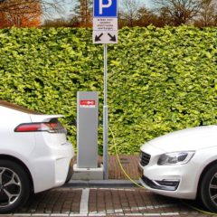 Itt a legújabb szakma, az e-autótöltő-szerelő