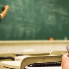Kitiltják a francia iskolákból a mobiltelefonokat