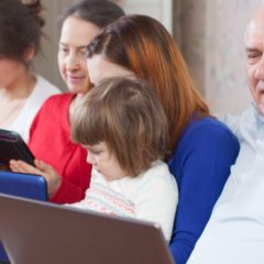 A fiatalok 17 százaléka rendszeresen tanítja az idősebbeket az internet használatára