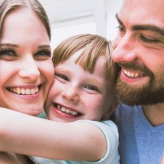 Pszichológus: a gyereknek és a felnőttnek is szükségük van ölelésre