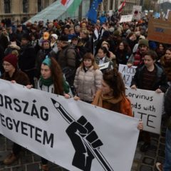 A tudomány és az oktatás szabadságáért tüntettek civilek Budapesten