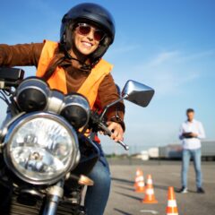 A motorosok biztonsága érdekében megújították a képzési és vizsgakövetelményeket