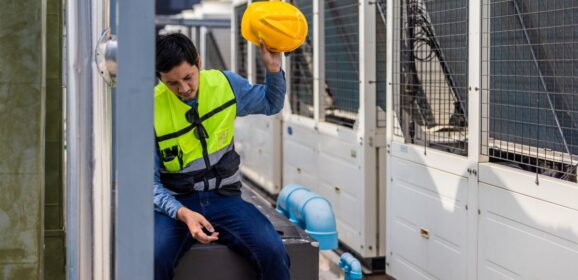 Nyári munkavédelem: hogyan öltözzünk kényelmesen a melegben?